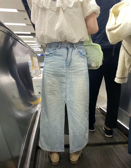 某个女关系户，长期请假，有十年没来上班。她恢复上班两个月，正赶上职级晋升四级