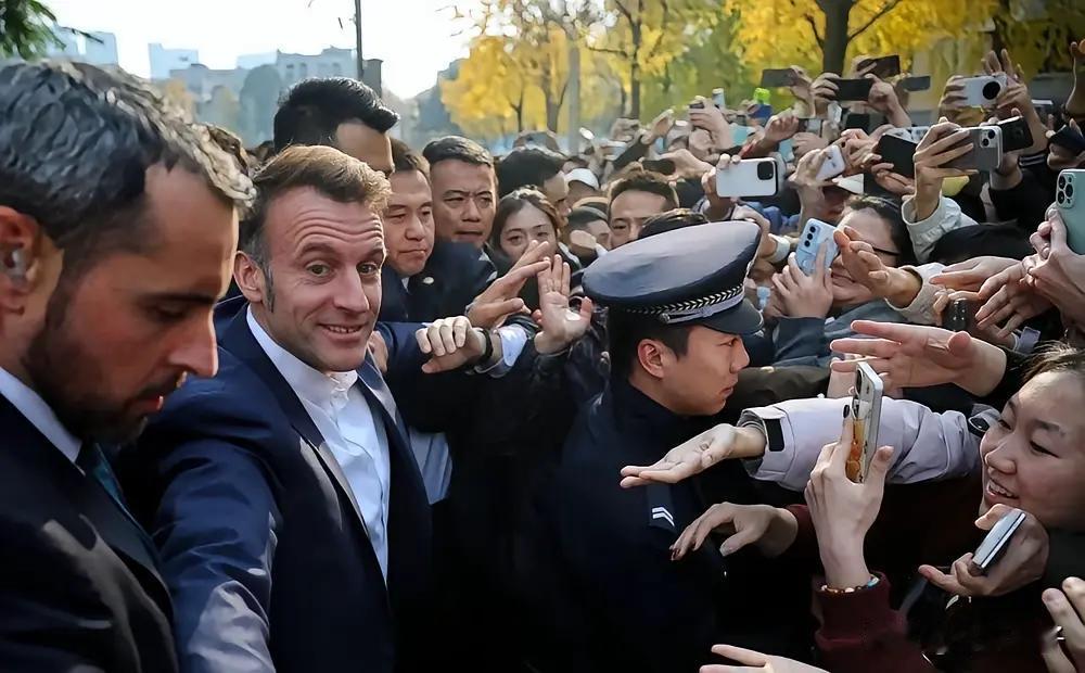 马克龙在中国感受到青春活力，两眼放光，远远望见四川大学的同学们，仿佛见到多年未见
