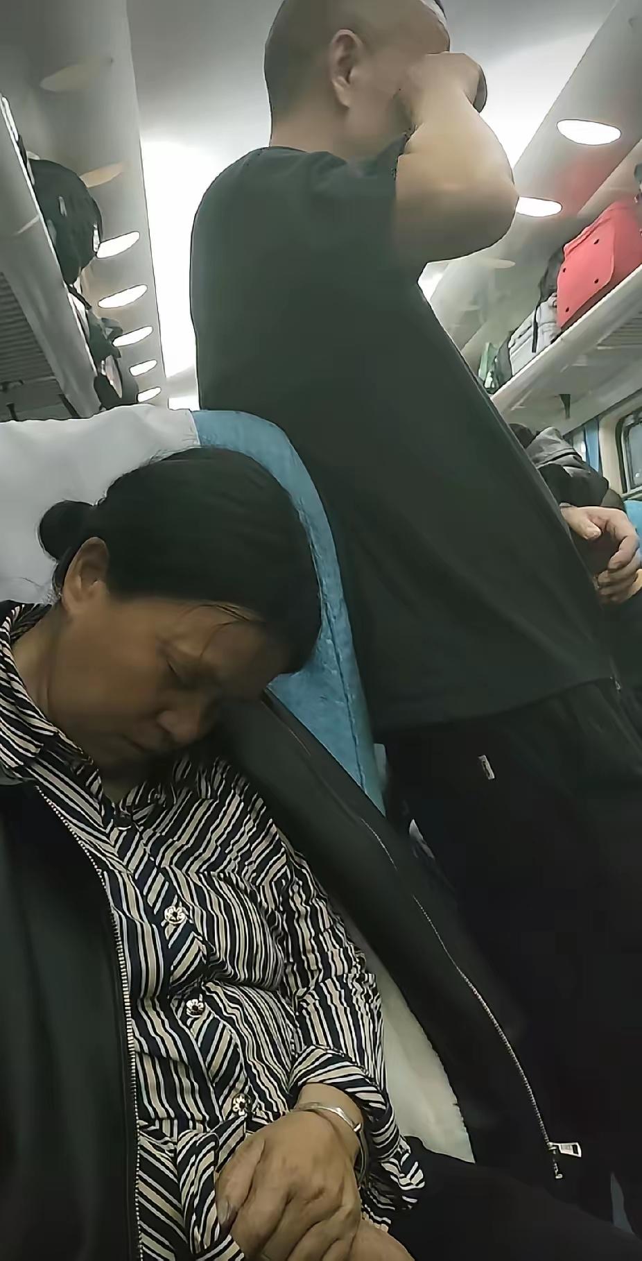 深更半夜的绿皮火车上，一个大哥起身去厕所，回来时发现自己的座位被个素不相识的姑娘