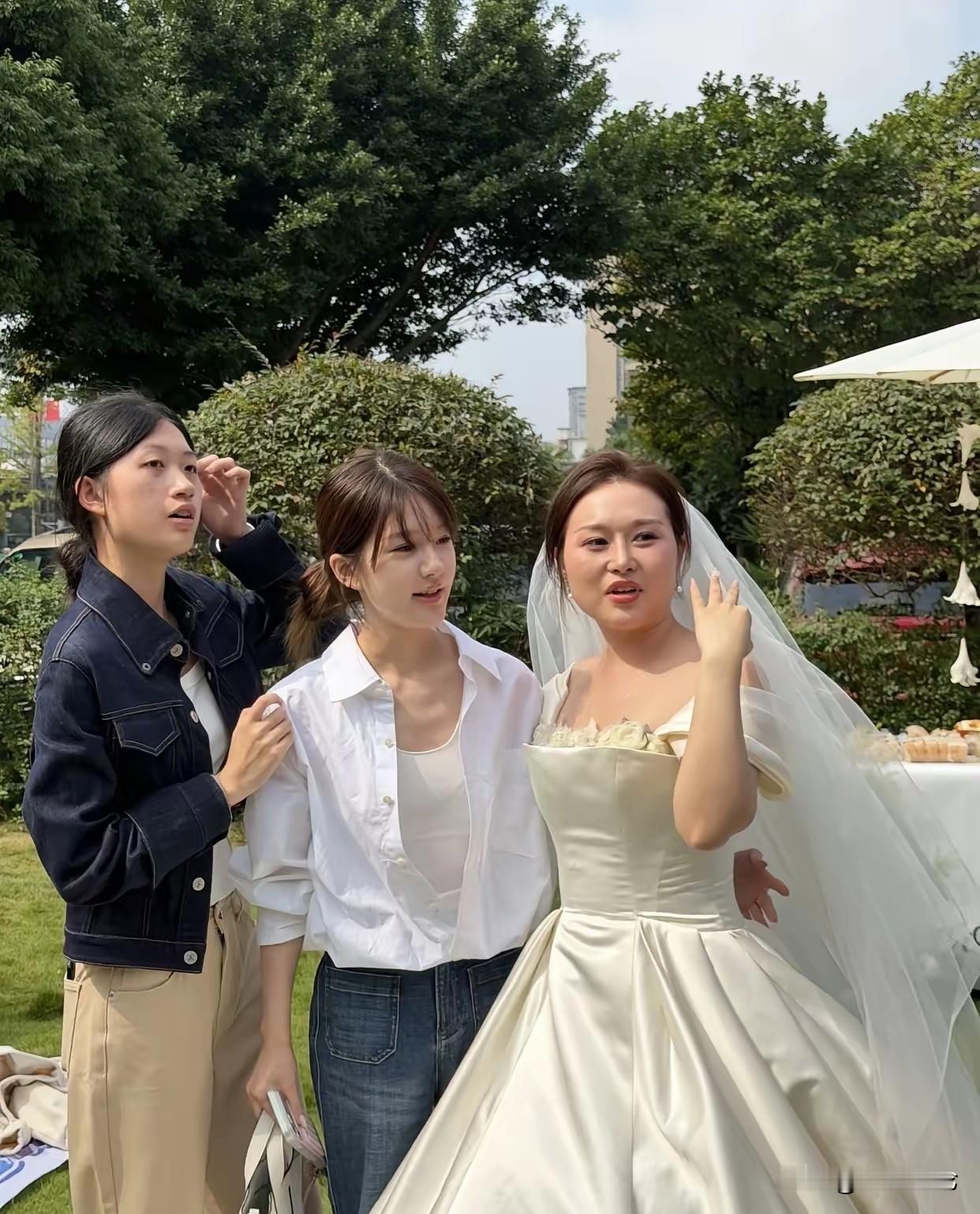 国庆期间，赵露思参加了表妹的婚礼，这场婚礼挺有意思的，没有在灯光璀璨的酒店里，是在户外的草坪上，金秋