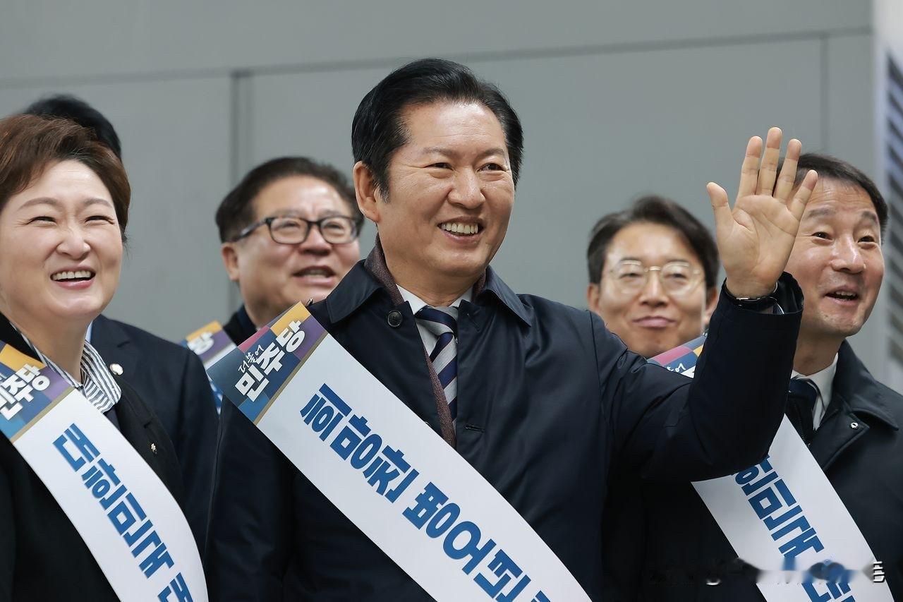 2月13日，韩国共同民主党对国民力量党党首张东赫临时取消青瓦台午餐会面一事再次猛