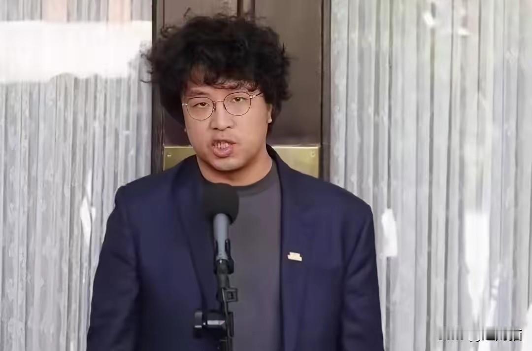 还记得沈伯洋之前多嚣张吗？对着媒体拍桌子喊“要跟大陆硬刚”，还扬言“分裂不怕