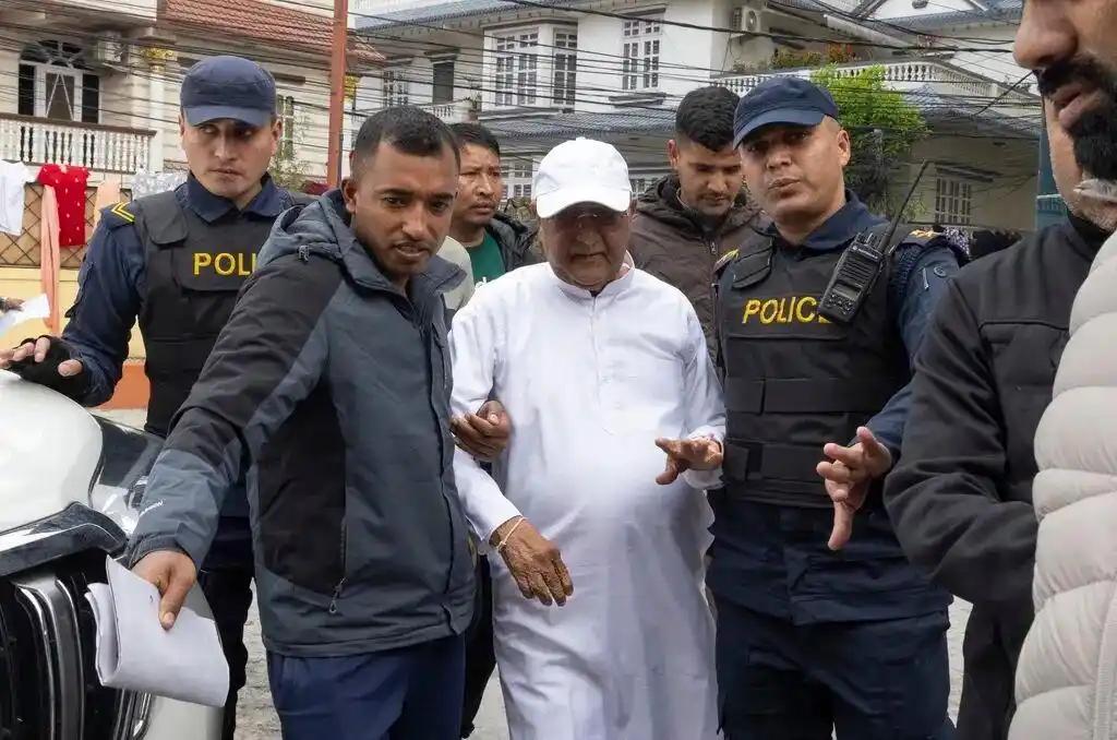 我的天！3月28日尼泊尔前总理奥利在首都加德满都被警方当场逮捕，更让人没想到的是