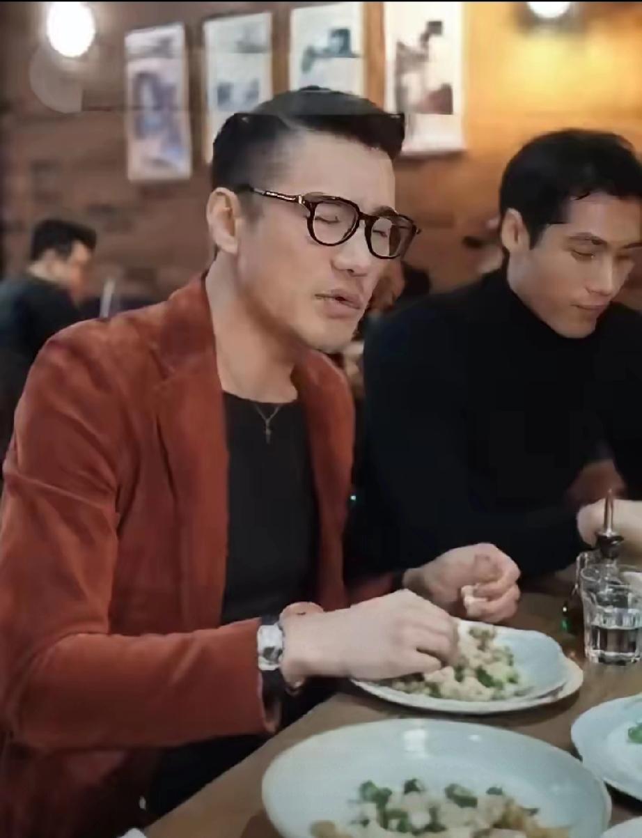 狠人！胡兵春晚下台3天狂瘦14斤，54岁超模自律太绝了春晚刚落幕，