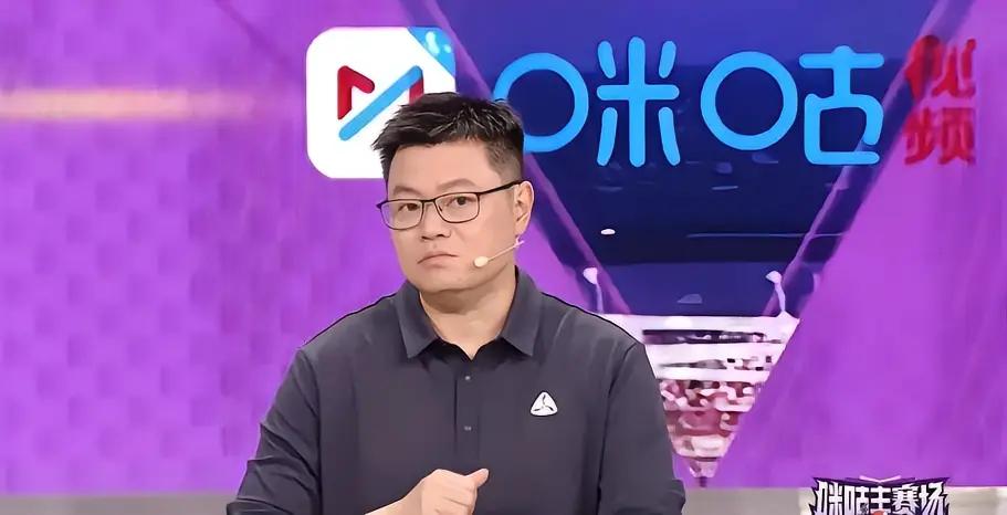 侯老是又上头了～陈幸同对阵朱雨玲，侯英超当然盼着同同“燃”，于是在演播室里不