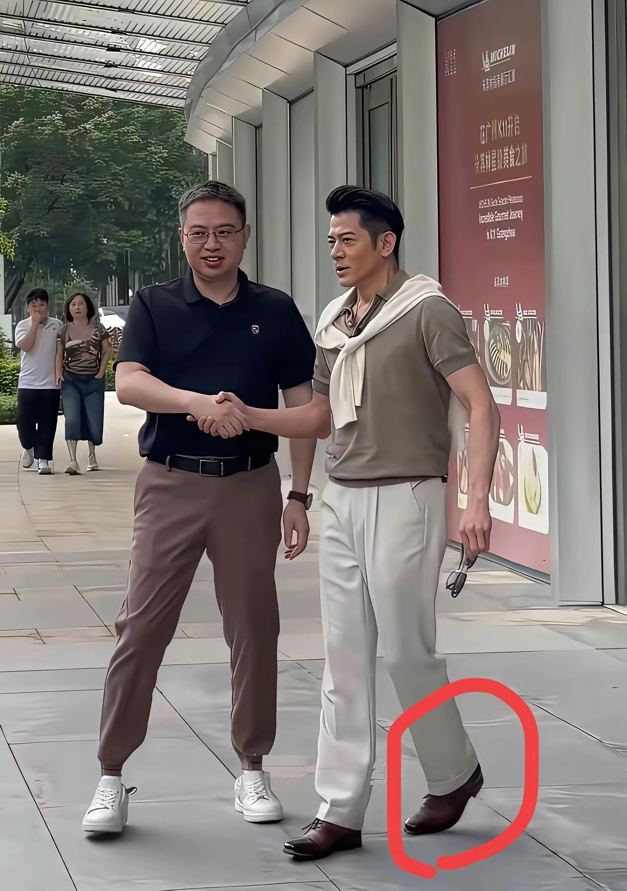 郭富城穿的皮鞋是不是真皮的​​​