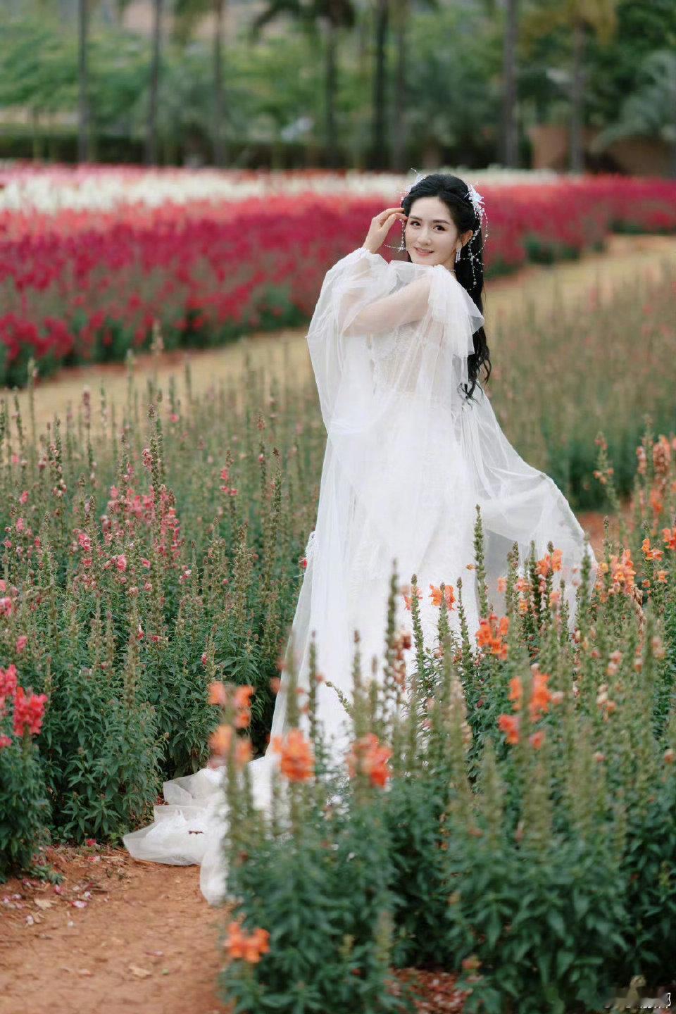 谢娜发文说手抖演唱会秒售罄超出预期，谢娜激动到手抖发文，用真心回应每一份奔赴与支