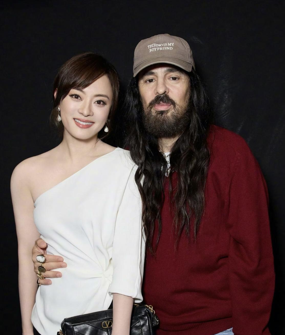 孙俪被华伦天奴创意总监搂着，靠的也太近了吧！孙俪出席Valentino大秀时，