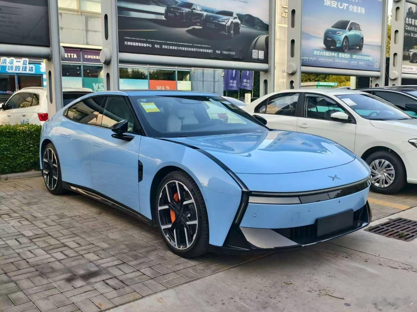 全新小鹏P7开启预售我也看到新P7的实车……照片了，来自朋友圈。[哭哭]​​​