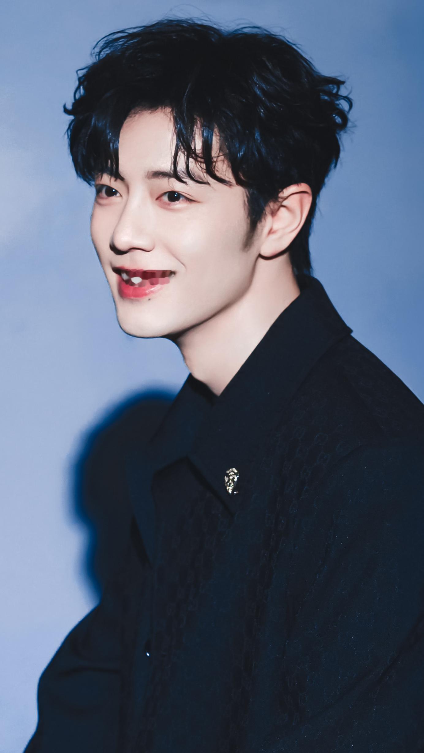 是谁的美貌在发光呀！简直帅到没朋友！肖战把机场走成秀场了◎肖战平底鞋