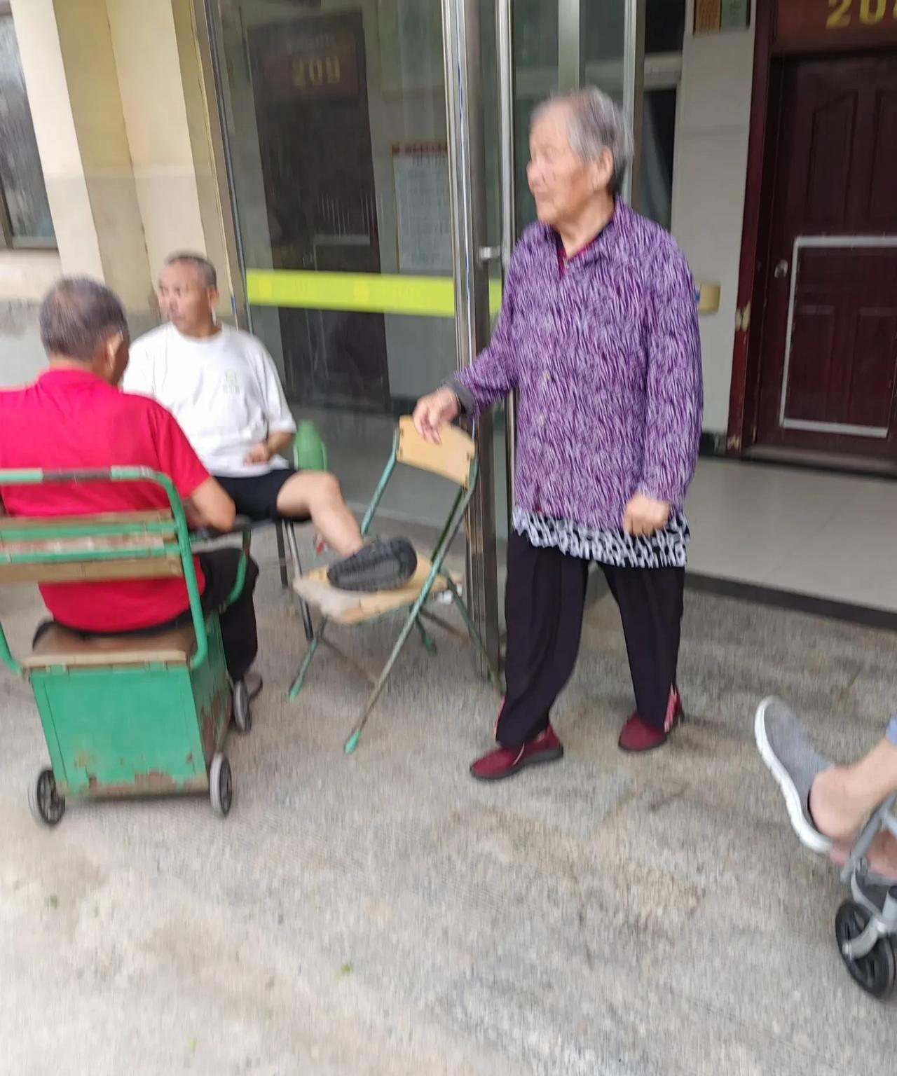 昨天下午6点下班，天空还飘着蒙蒙细雨，我驱车赶往养老院看到让人泪目的一幕。有