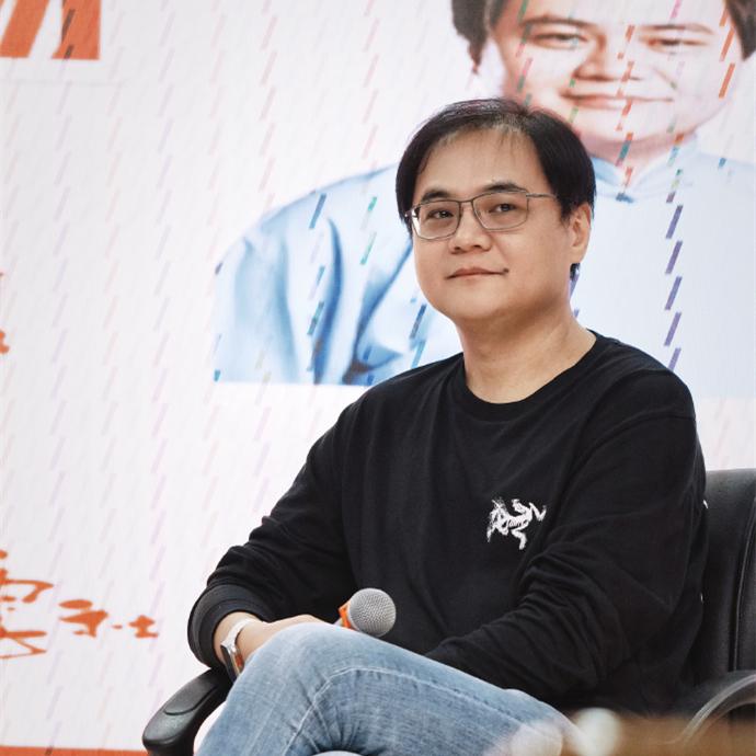 德云社环球巡演正式开启，演员从北京出发，总教习高峰机场打卡！德云社总教习高峰打卡