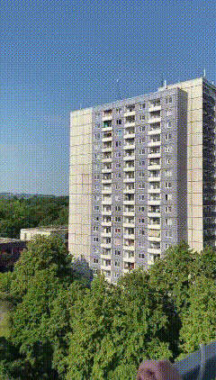 好聚好散，何必把命搭上！男子发现媳妇在自己家与别人乱来，并且把门锁上，为了抓到