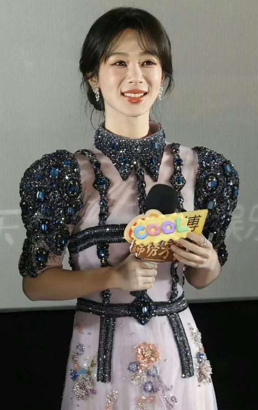杨紫现在真的很美，连生图都这么能打，真的很喜欢看明星这种接近普通人视角的生图，会