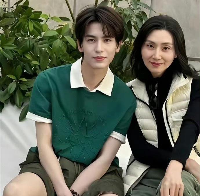 不整容不医美，张凌赫的美貌遗传了妈妈的。