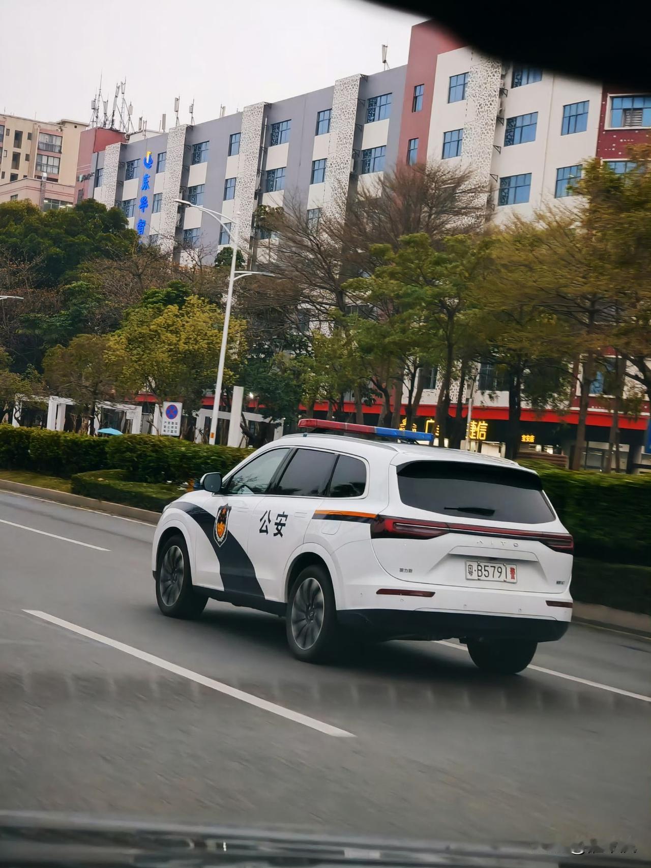 深圳重庆东莞警车采购：问界；安徽合肥警车法院采购：智界；浙江警车采购：吉利；