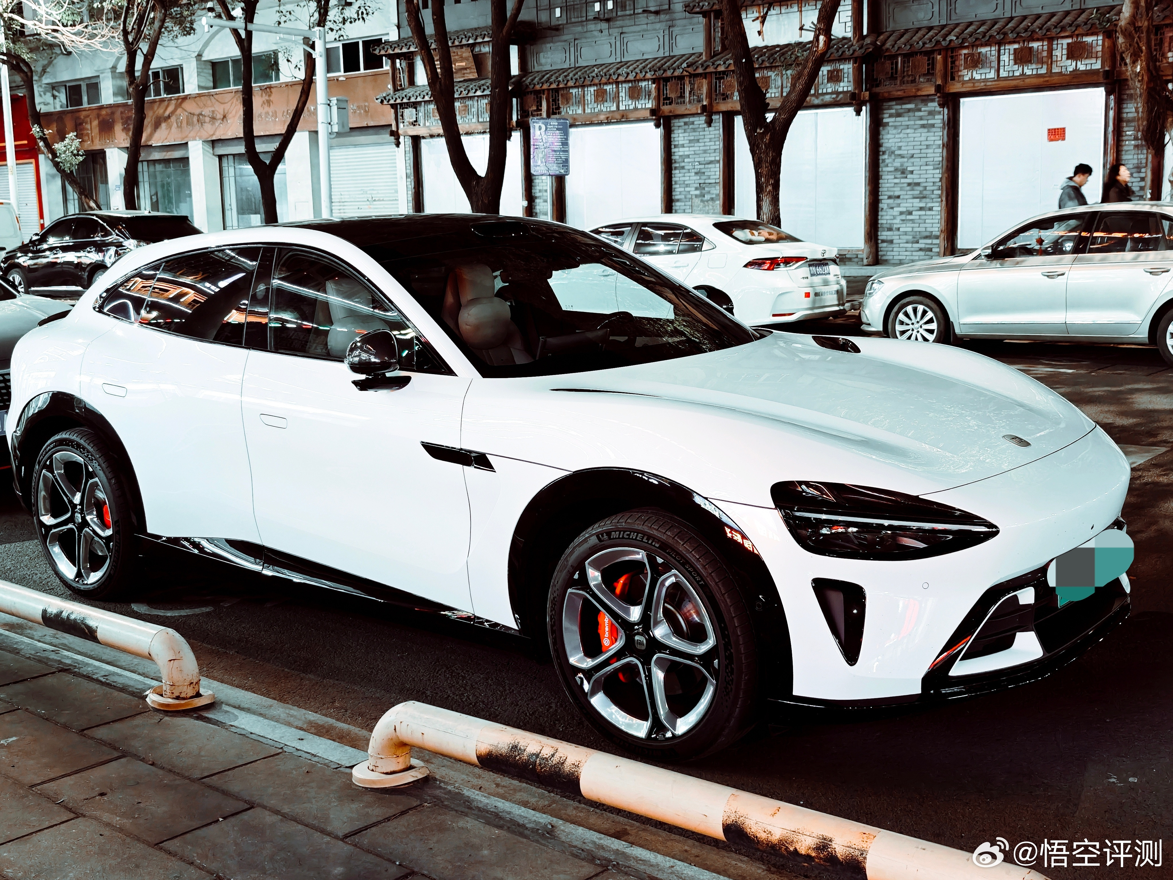 我去，出差到福州，路边停的这辆小米YU7Max，绝对是我目前见过的好看的小米汽