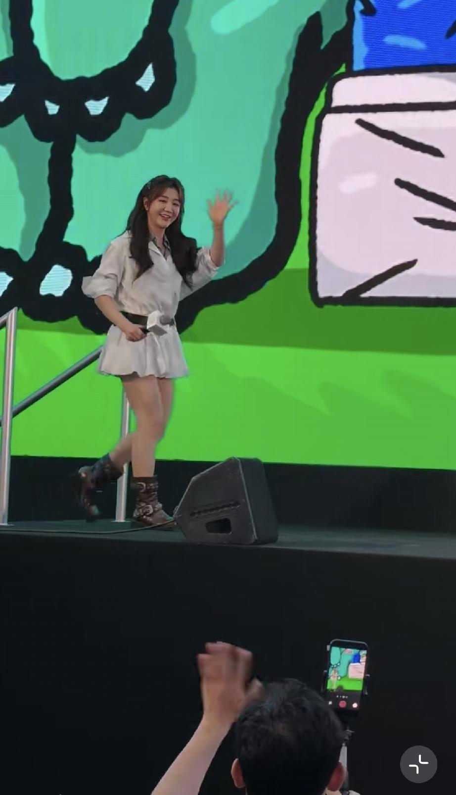8月21日，陈梦在上海参加活动，打扮挺精致的，就是体态不是很好，弯腰驼背，个子不