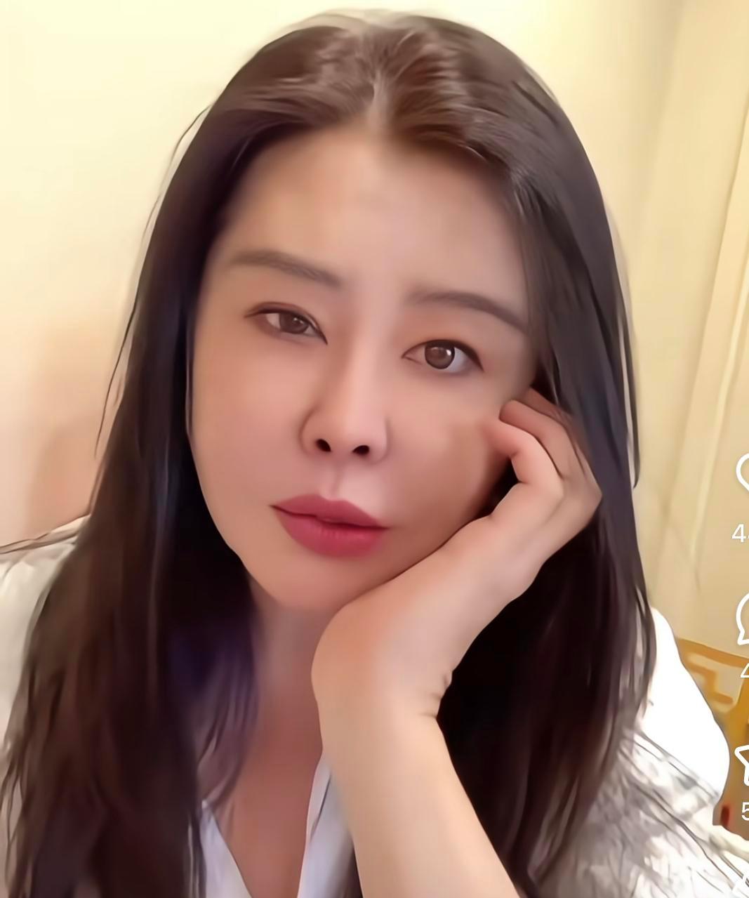 王祖贤静坐，一句话没讲。后台数据疯了。一个在时间里隐身了20年的女人，57岁