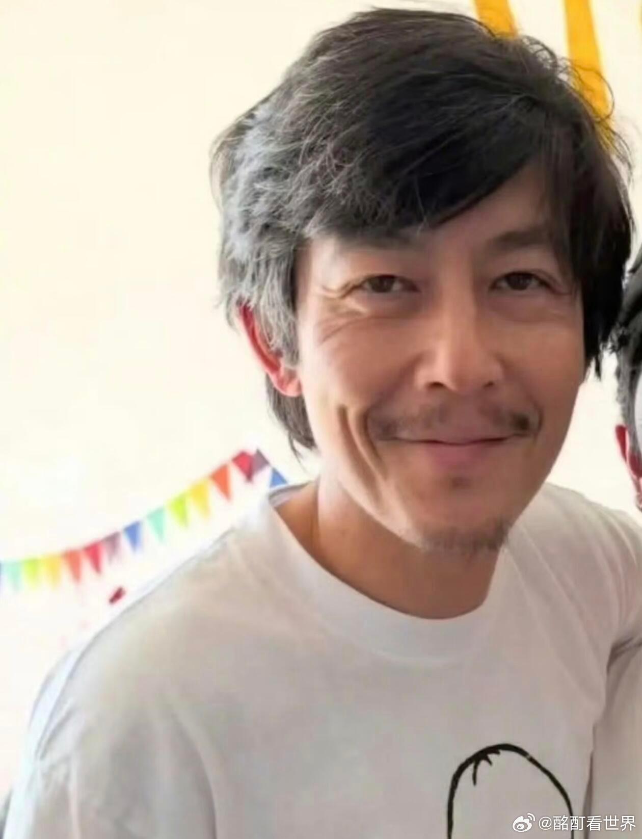 46岁陈冠希没有刻意打扮像似年轻版林子祥！近日女儿生日的照片让大家看到了不一样的