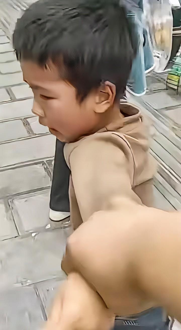 谁能想到，江苏苏州街头一场短短几十秒的拉扯，硬是撕开了一百多万离异家庭血淋淋的遮