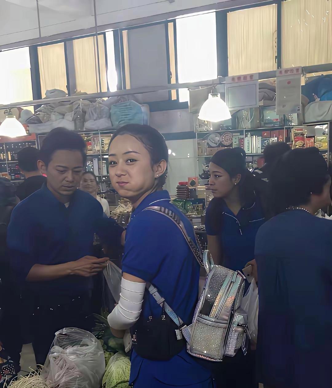 赵丽颖结婚后变化真的太大了，那时候她和何炅录节目看起来还好像是个高中生，自从演了