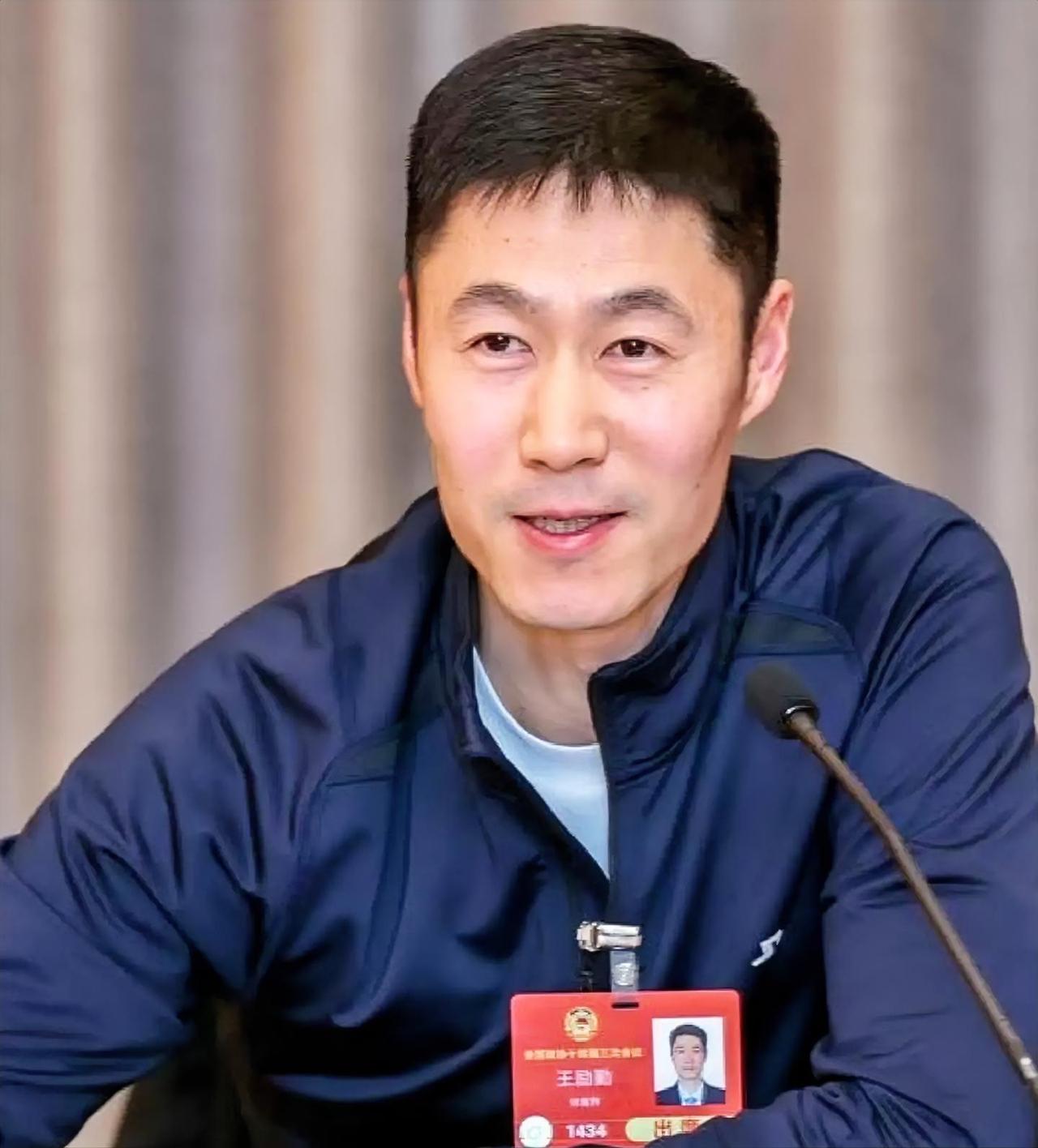 面对专访，王励勤表示正在与樊振东沟通！对于樊振东回归的问题，王励勤面对采访，