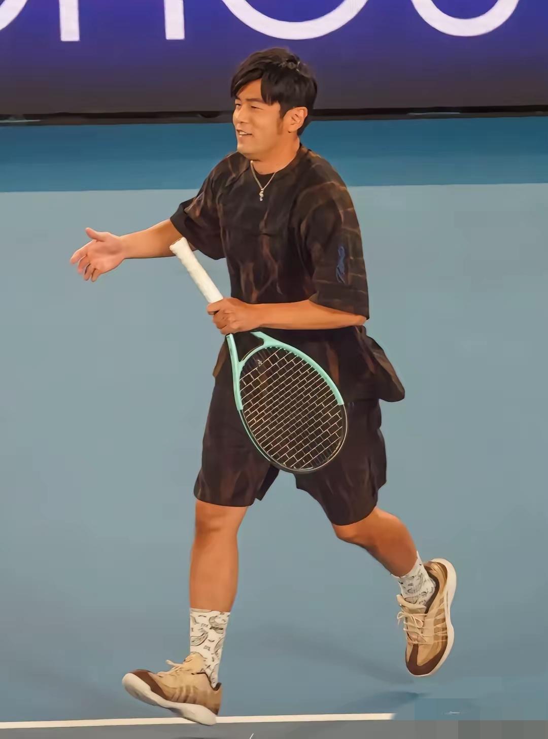 周杰伦什么都比黄晓明强，但有一点是永远比不上了！那就是头发！！周杰伦戴