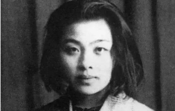 1928年，丁玲提出和两个男人同居，更离谱的是他们真住到了一起。这事搁现在都算炸