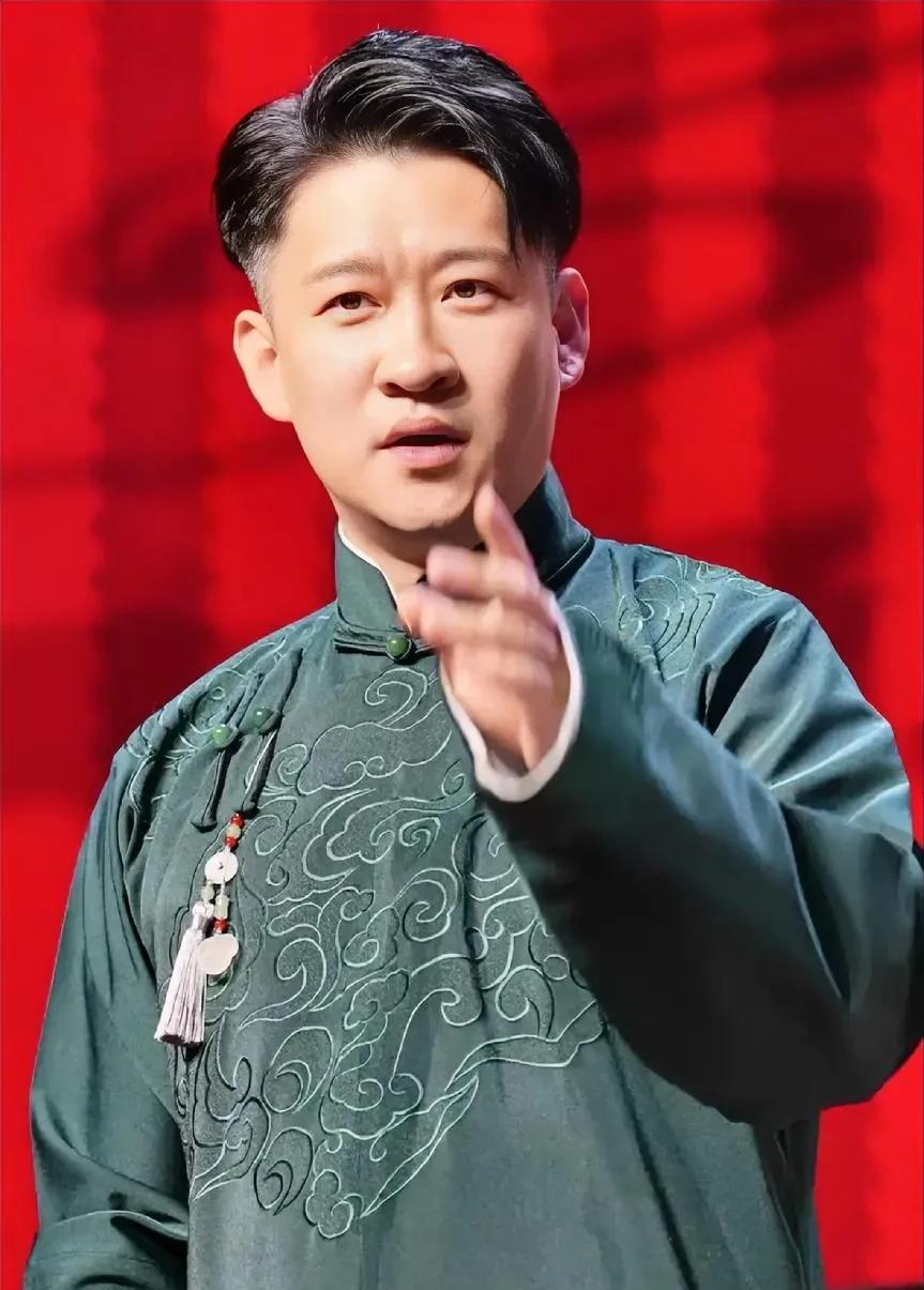 700场相声抵不过3秒沉默！郭德纲曹云金世纪和解背后：23年师徒恩怨终成天价画面