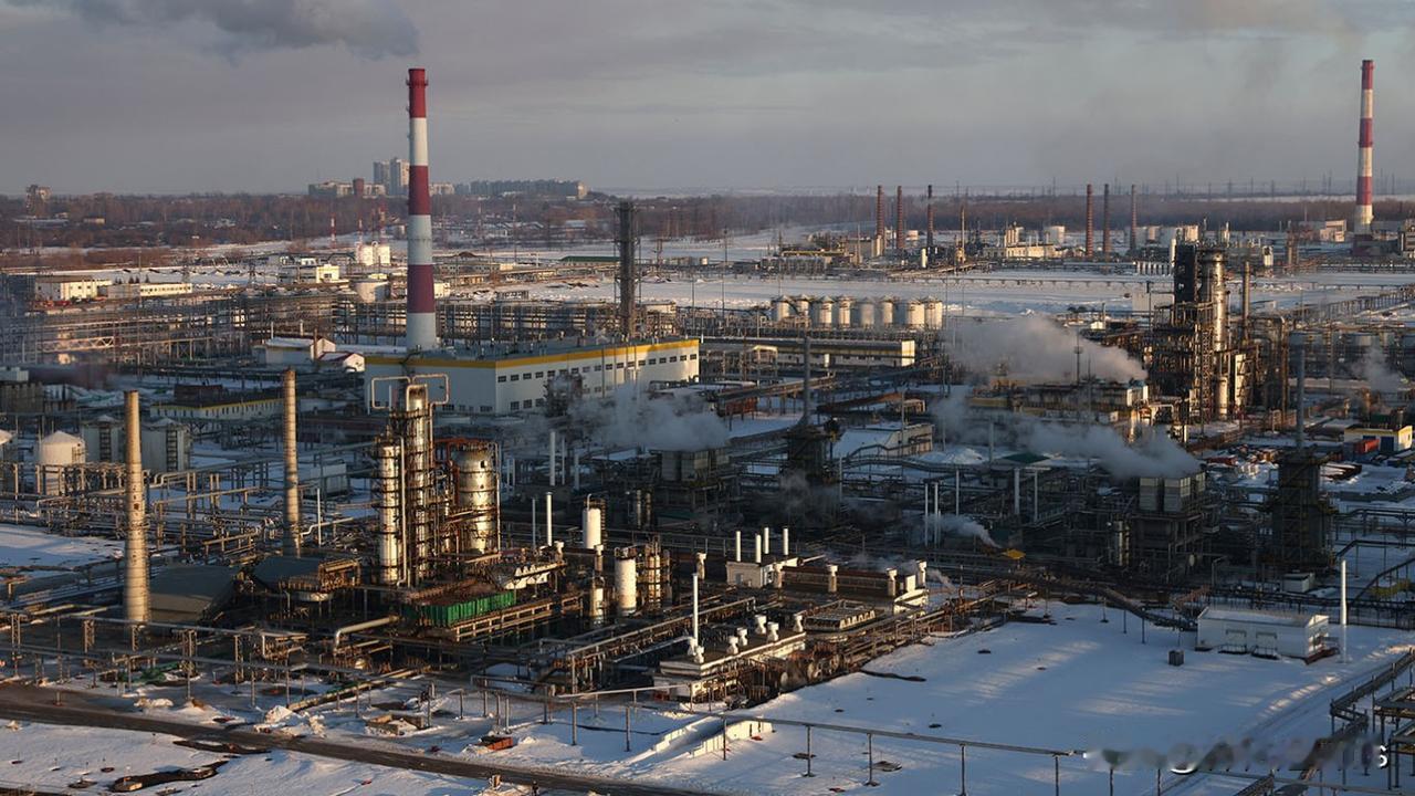 由于乌克兰的袭击，俄罗斯炼油厂的石油供应量已降至15年来的最低水平。2025