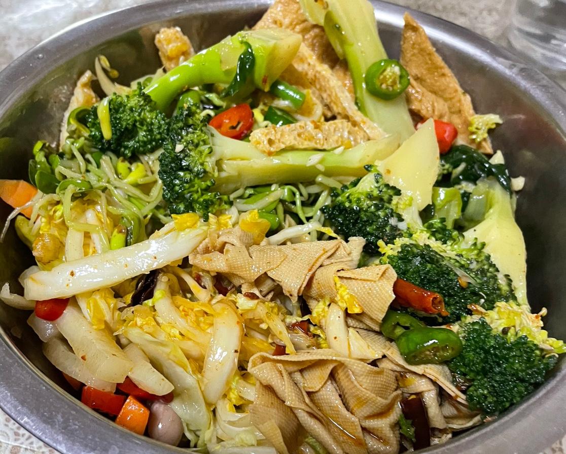 晒图笔记大赛今天的早餐，买的凉拌菜，牛肉和黑米粥，中午带的饺子，早餐有时来不及吃