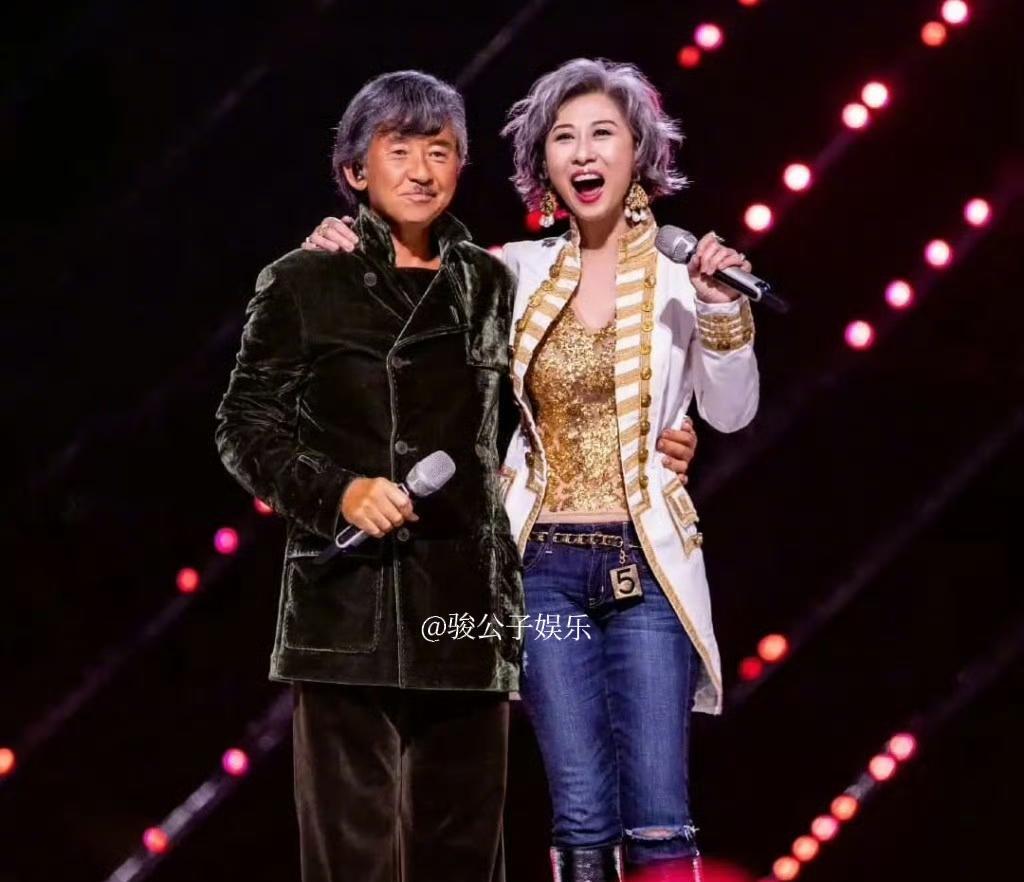 林子祥和叶蒨文近日在接受港媒采访时罕见谈及他们的婚姻生活。林子祥表示自己睡觉时需