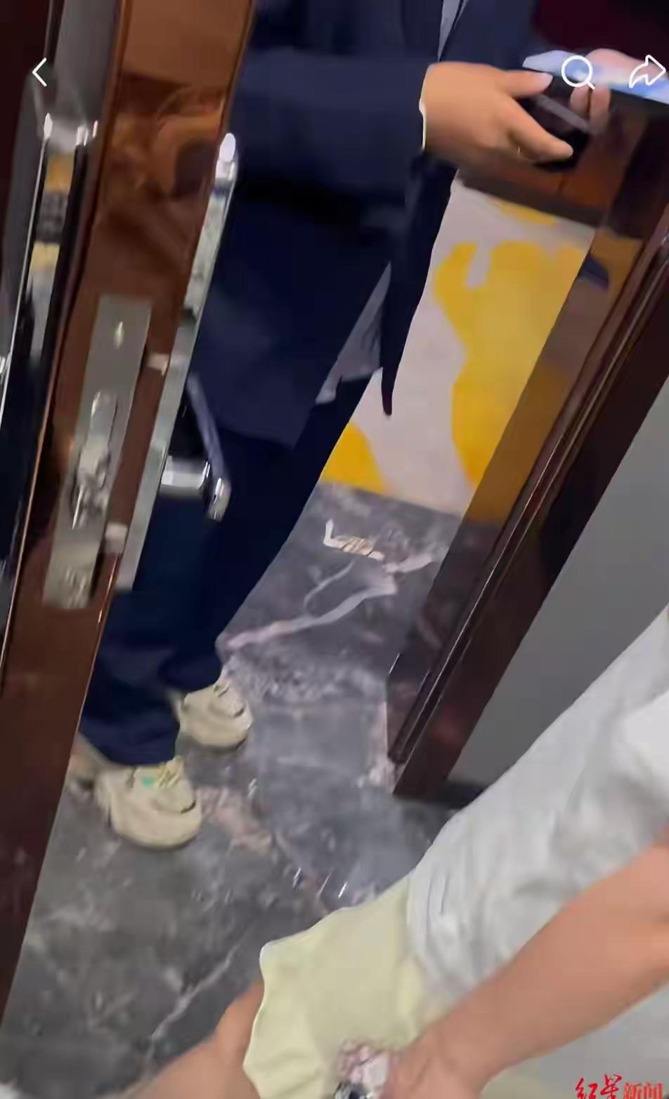 深夜房门被陌生男刷开，酒店反骂女客“既要还要”索赔35万，法院判决揭露行业遮羞布