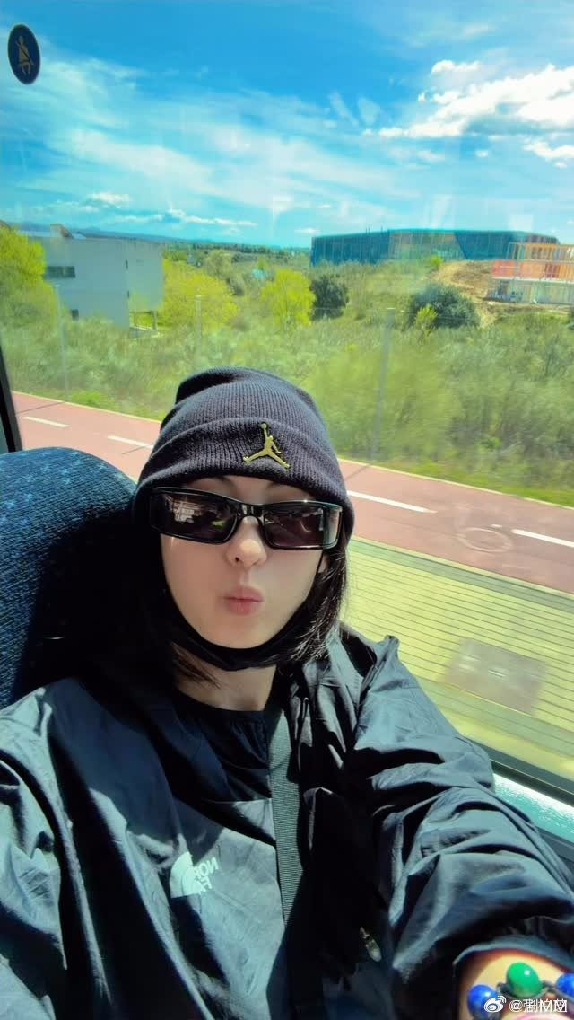 张柏芝晒儿子背影照张柏芝偷拍二儿子打球，晒出的背影照帅气十足，果然帅哥都是从小培