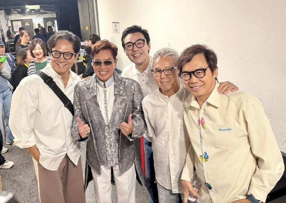 9月21日，温拿五虎在谭咏麟第9场红馆演唱会相聚，同台献唱《朋友》，在红馆门口给