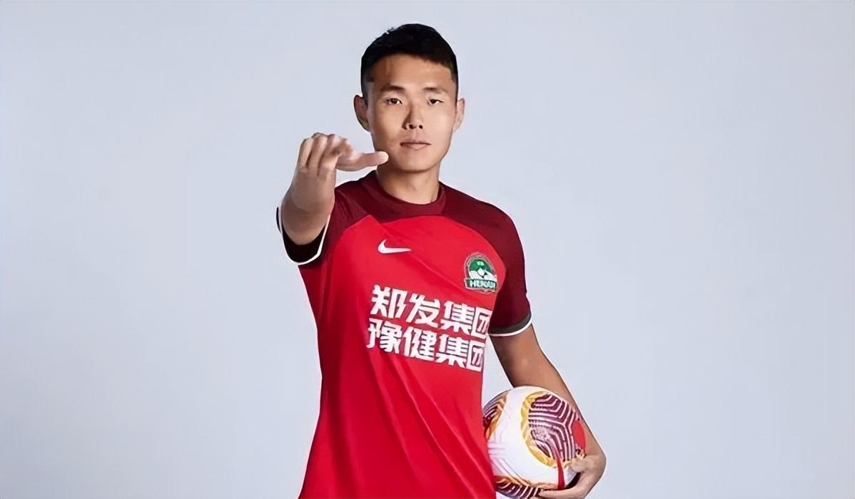 王上源在邵佳一国足主力难保？本期集训要面临激烈竞争，本人为此发声直言他已做好准备