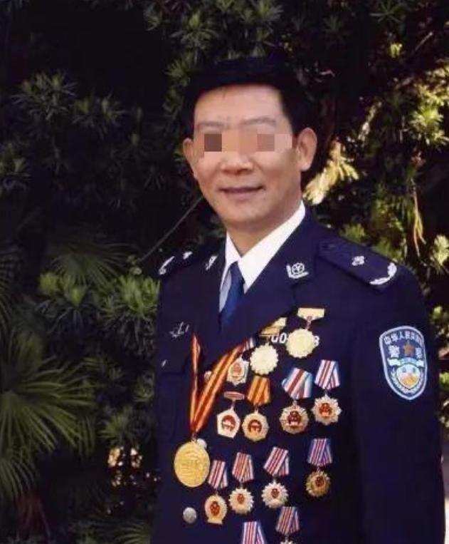 1992年，一名缉毒警察受邀参加颁奖仪式，由于主办方的失误，不小心切成了直播，导