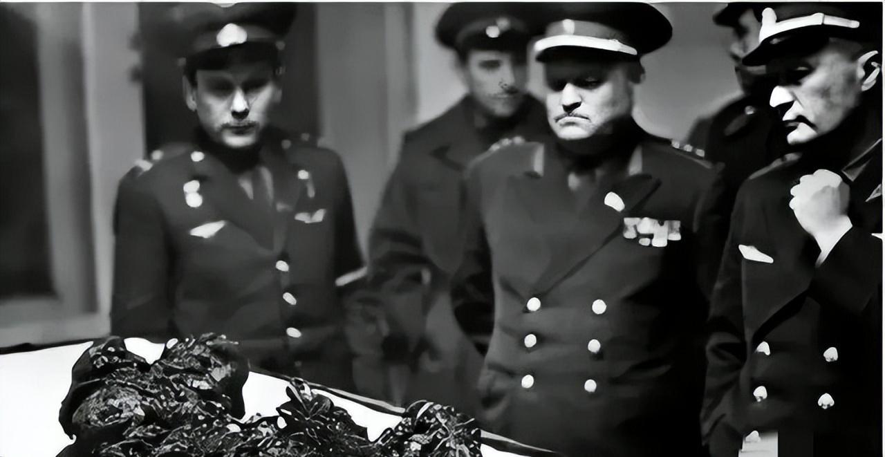 1967年，被烧焦的苏联宇航员科马洛夫遗骸，他人类史上第一个殉难的航天员，当时他