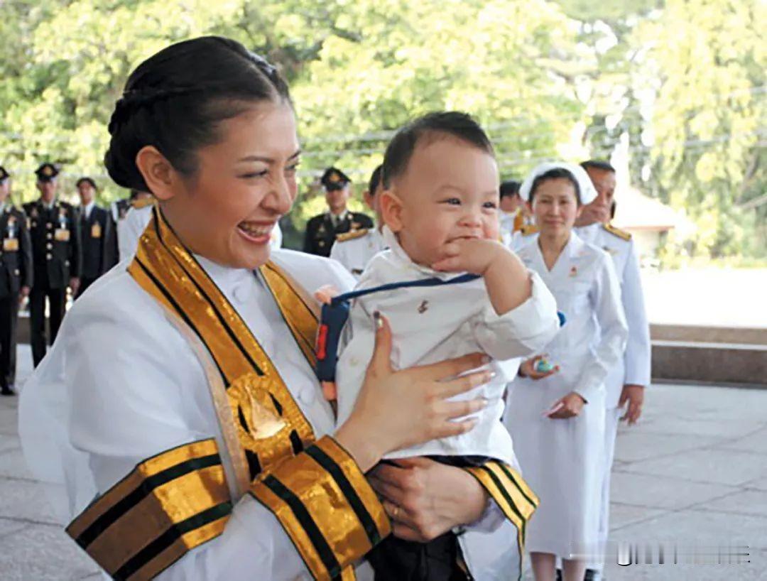 西拉米美人如玉，笑容明媚，小小的提帮功好可爱。当年那段时光，绝对是西拉米的人生高