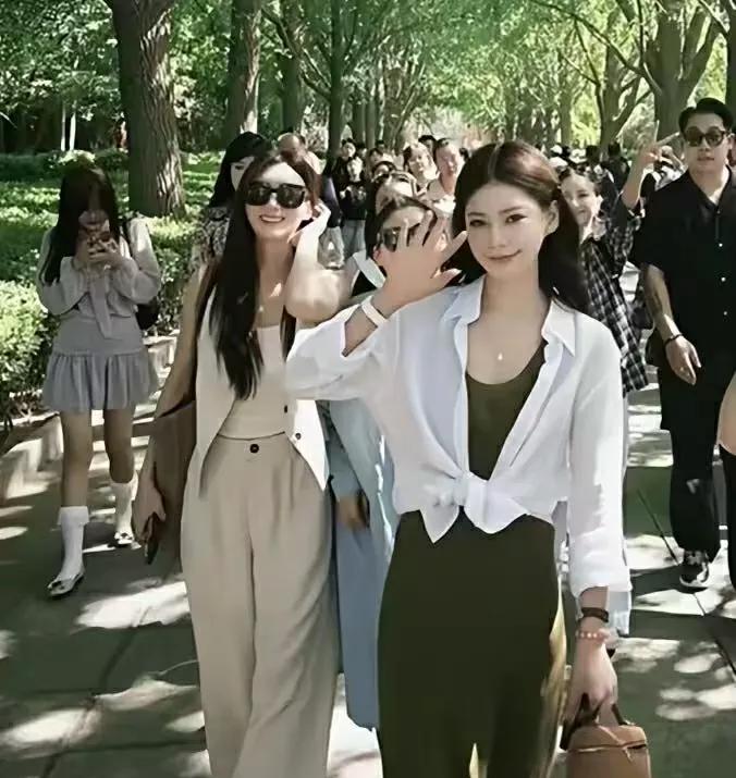 马筱梅大婚后带闺蜜逛雍和宫！穿白衬衫与绿裙美翻，还买了纪念品马筱梅大婚后并未享