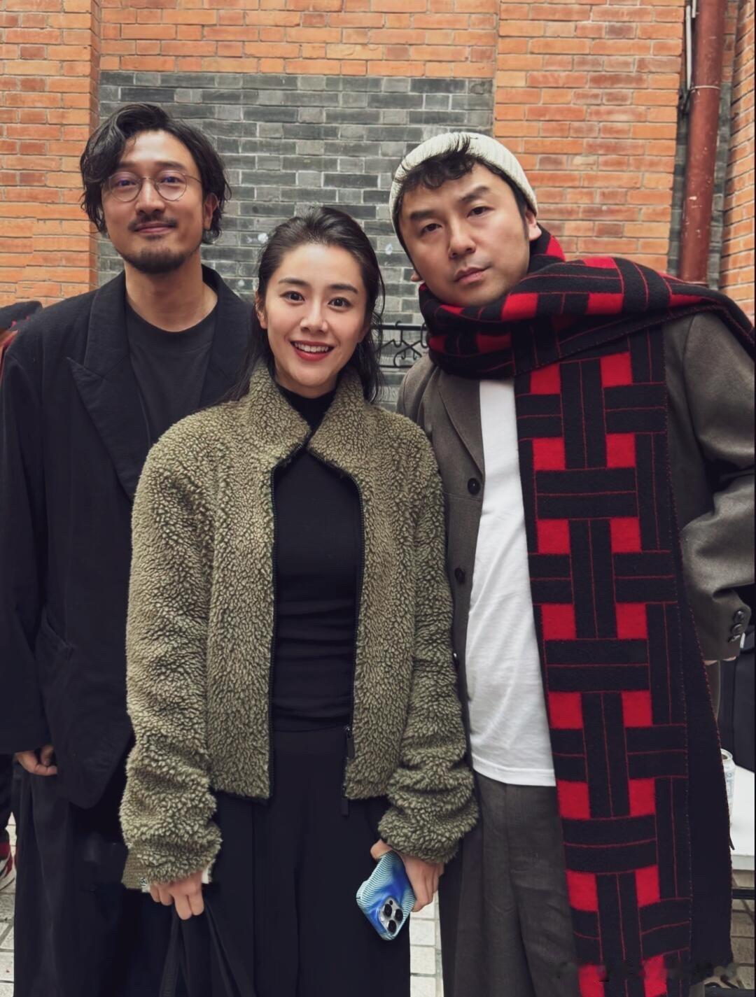 三位明星的同框，看了大半天也只认出了雷佳音，他是几个人里面演技最好的一位，没有什