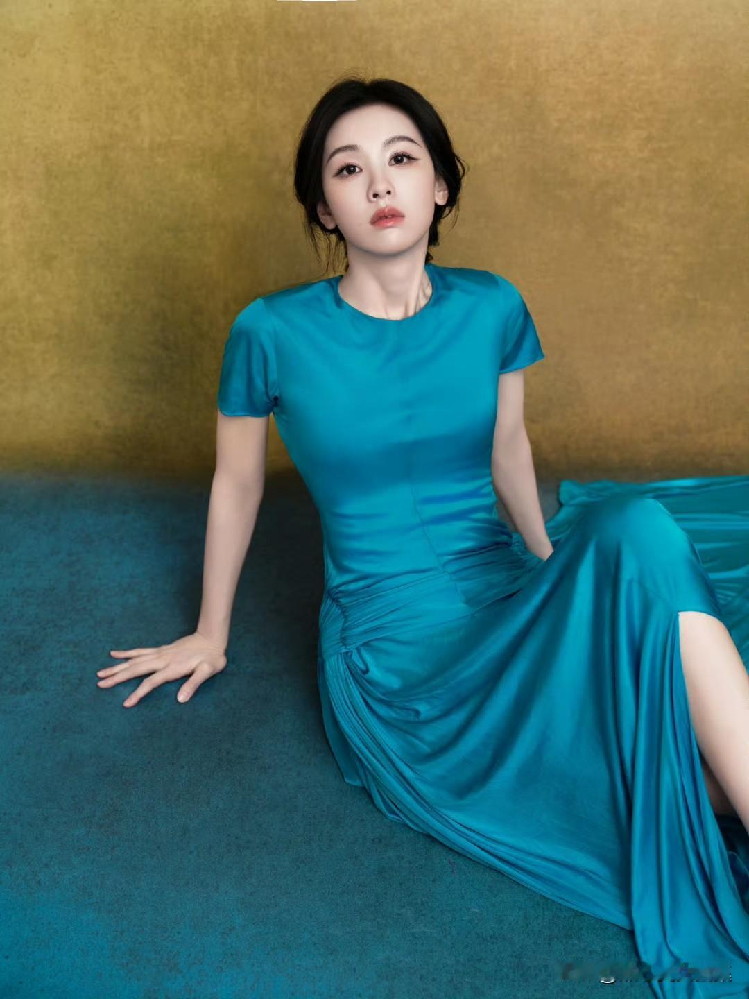 陈都灵亮相2025国剧盛典，简直美出了新高度！她身着蓝白搭配的礼服，优雅浪漫的气