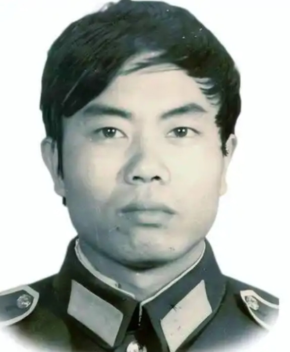 1987年，一缉毒民警，以回族老板身份打入毒贩内部，吃饭时，毒贩突然夹起一块猪肉