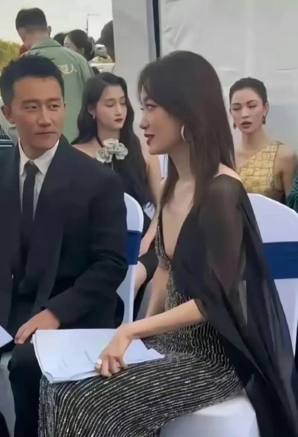 姐姐，咱们靠的是实力，不用刻意追求那么瘦，平时多吃点饭，你这也太瘦了！