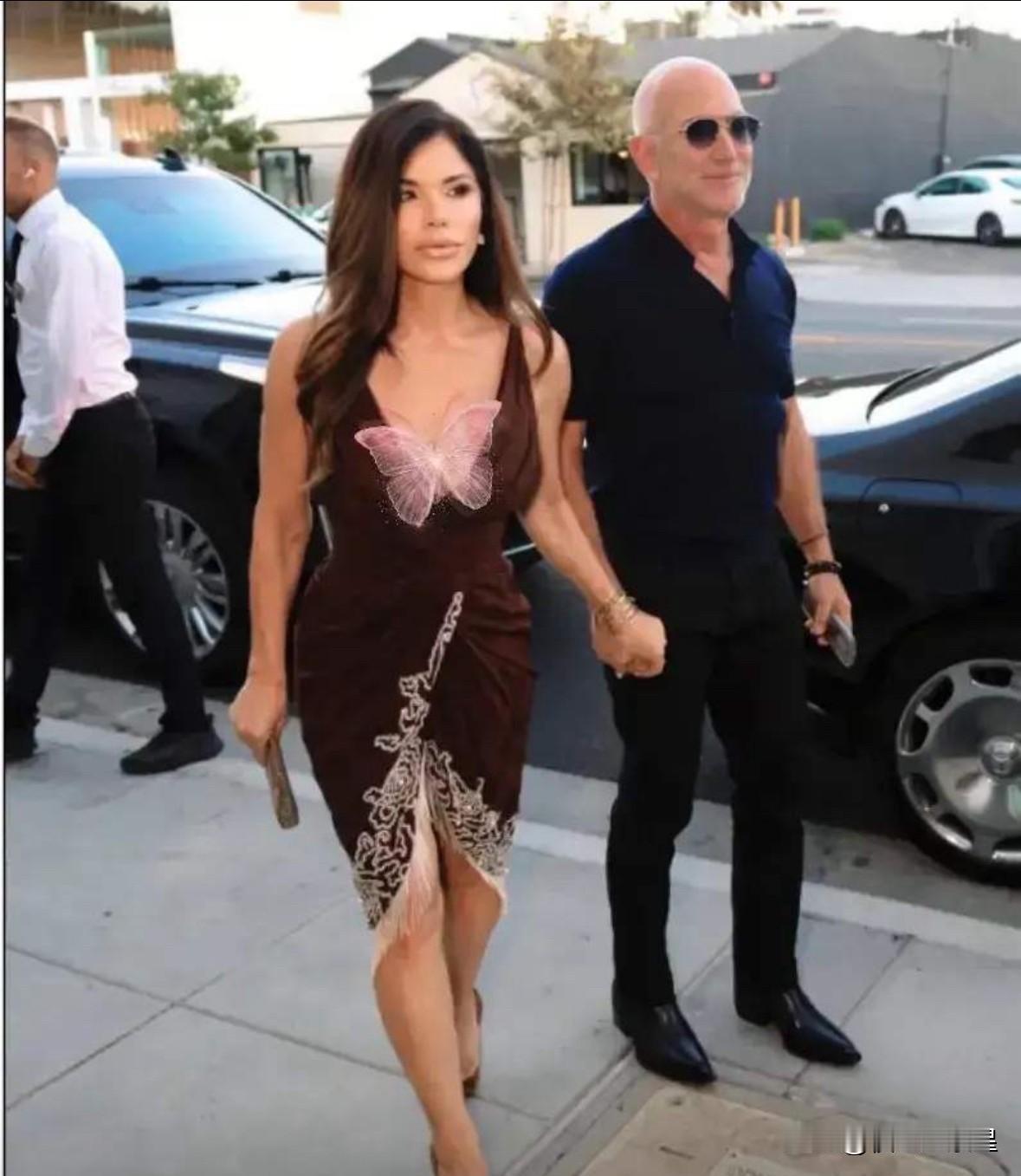 贝佐斯现任妻子桑切斯与前妻麦肯齐的人生选择形成鲜明对比。56岁的桑切斯近期多次公