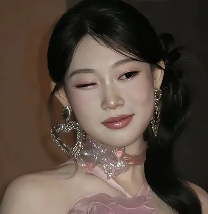 两万块化个妆说的就是小沈阳女儿沈佳润，她每次上台前的化妆，要花两万块，给她化妆