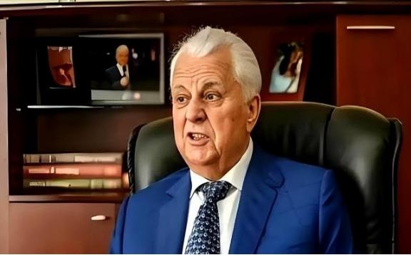 一群乌克兰的顶尖专家，在中国采访镜头前，突然就集体崩溃，哭得像个孩子。你以为是受