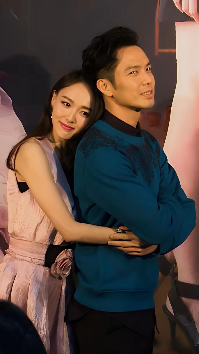 看钟汉良这波剧宣对比，真得说句“哇哥会处”！这边和唐嫣同框，唐嫣从背后搂着