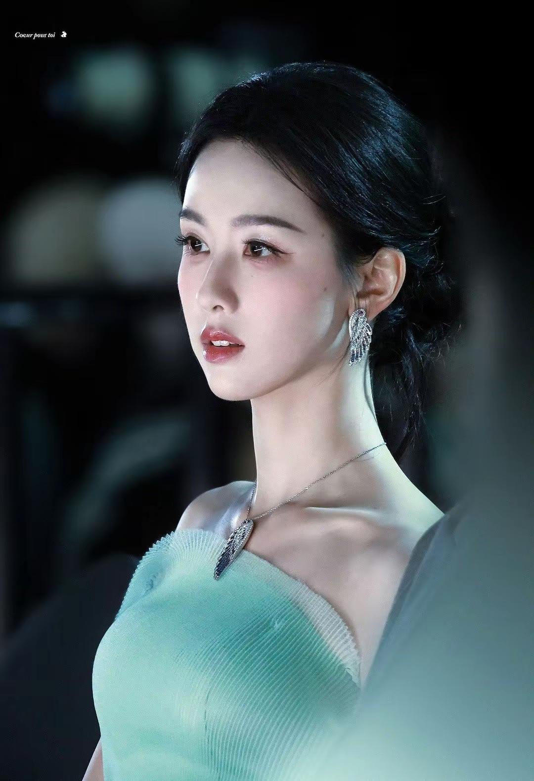 [吃瓜]看来，某个行当的人不怎么读书是“国际惯例”[思考]但，凡事总有——个